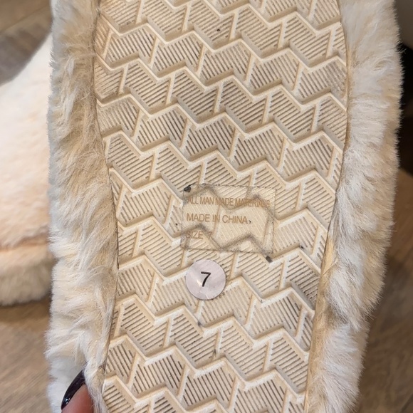 Cozy Ivory Faux Fur Bootie Slippers – Size 7 - Picture 3 of 3